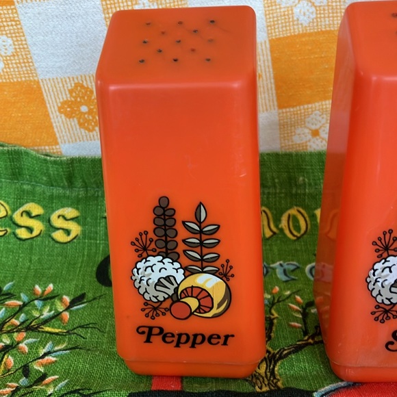 Vintage/Retro/MCM Plastic Salt & Pepper With Cloth 1974 Calendar Hand Towel - Picture 4 of 12